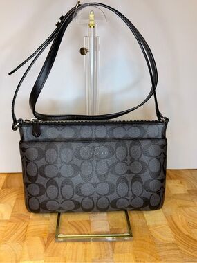 Coach Signature Crossbody Shoulder Bag 💥Certificate Of Authenticity Included 💥